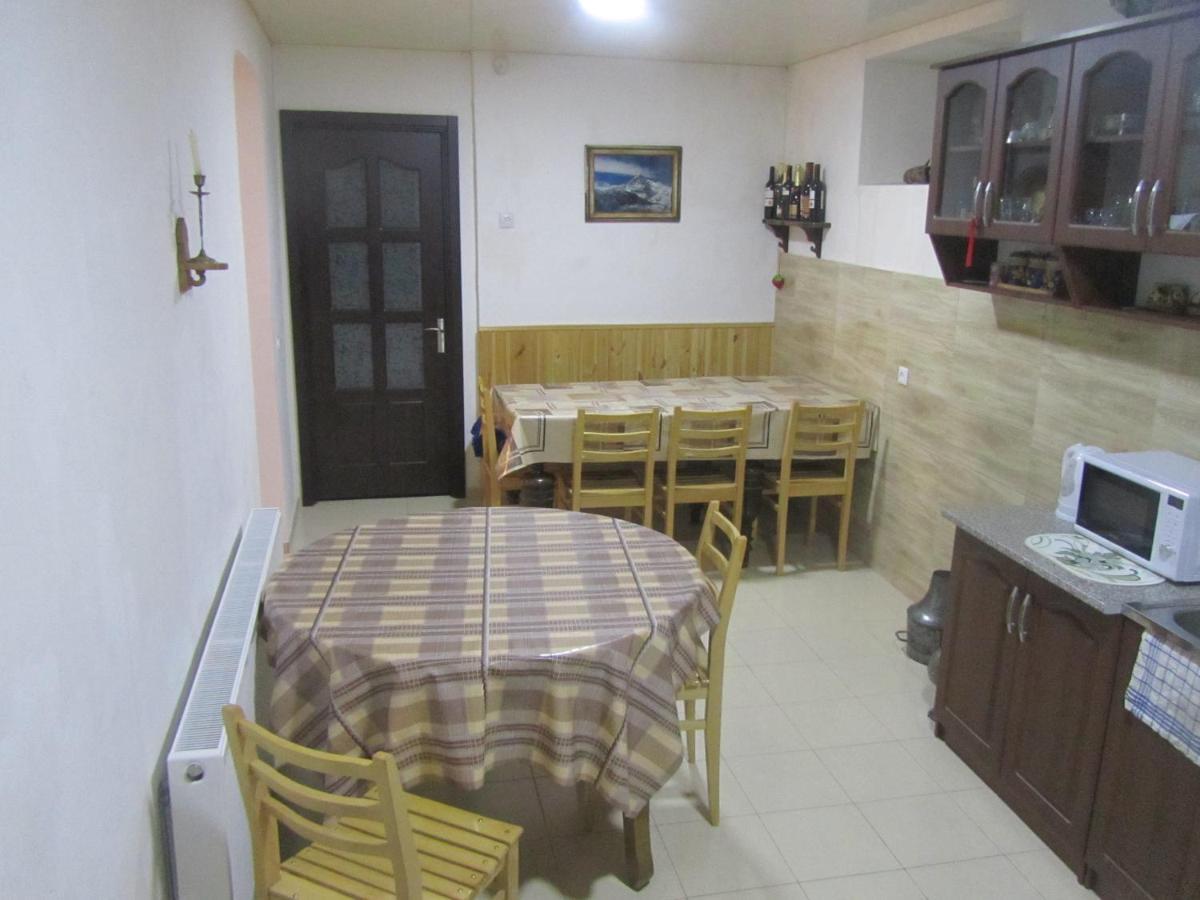 Guest House Lela Rezo Kazbegi Esterno foto